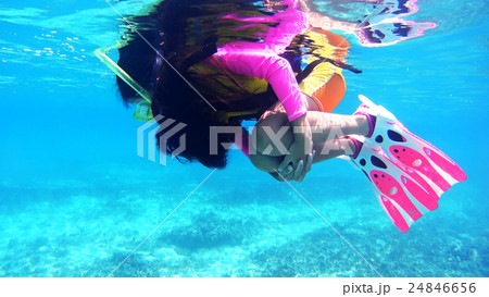 沖縄　渡嘉敷島の水中撮影　熱帯魚を観察する小学生 24846656