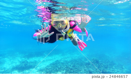 沖縄　渡嘉敷島の水中撮影　熱帯魚を観察する小学生 24846657