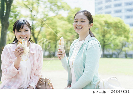 パンを食べる20代の女性 24847351