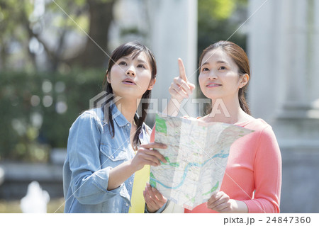 地図を持つ20代の女性 地図を持つ20代の女性 24847360