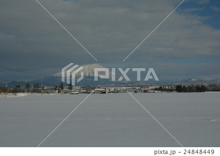 雲に隠れた羊蹄山 24848449