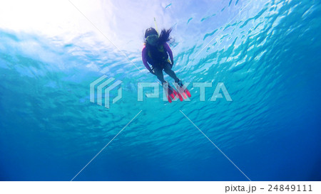 沖縄　渡嘉敷島の水中撮影　熱帯魚を観察する小学生 24849111