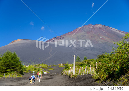 夏の登山シーズン、富士山御殿場口新五合目から登山する人達 夏の登山シーズン、富士山御殿場口新五合目から登山する人達 24849594