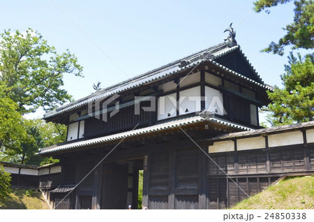 弘前城の三の丸大手門（弘前公園／青森県弘前市） 24850338
