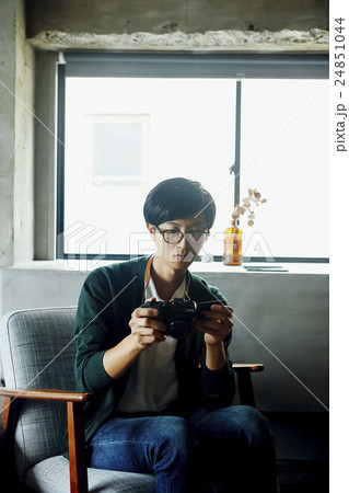 カメラを持つ男性 24851044
