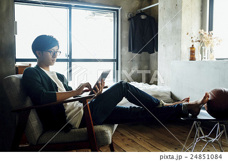 部屋でくつろぐ男性 24851084