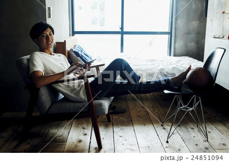 部屋でくつろぐ男性の写真素材