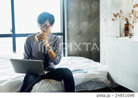 ベッドに腰掛ける男性 24851096