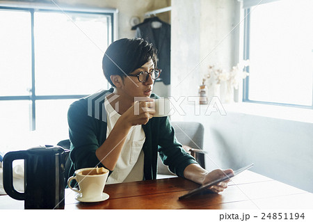 コーヒーを飲む男性の写真素材