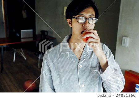 りんごを食べる男性の写真素材