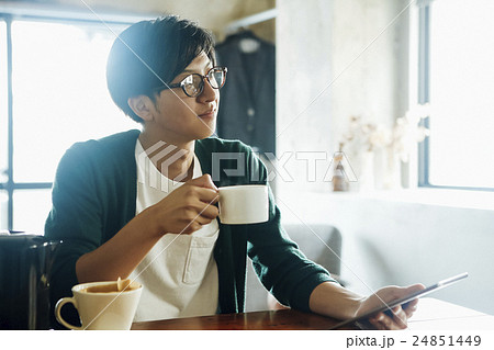 コーヒーを飲む男性の写真素材