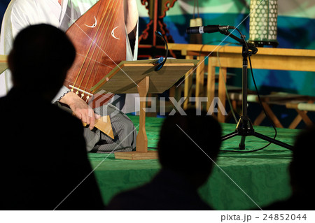 十五夜の神事のお祭りで琵琶を奏でる男性 24852044