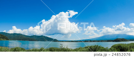 富士山周辺の河口湖 24852076