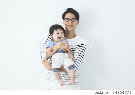 お父さんと男の子の赤ちゃん 24854775