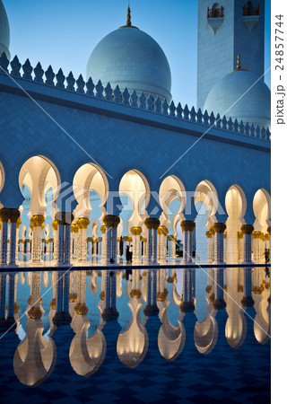 Sheikh Zayed White Mosque in Abu Dhabi at night Sheikh Zayed White Mosque in Abu Dhabi at night 24857744