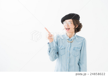 ベレー帽の女性 メガネ 白背景 の写真素材