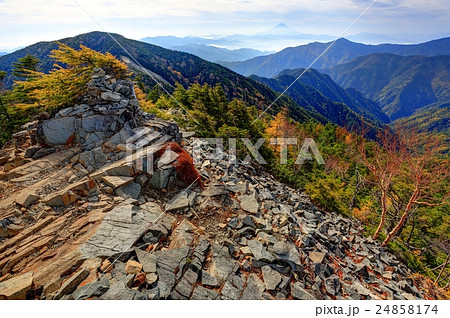 甲武信岳山頂から富士山遠望 甲武信岳山頂から富士山遠望 24858174
