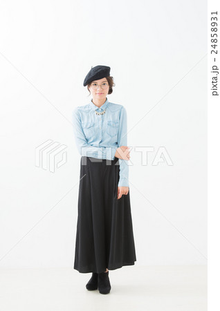 ベレー帽を被った20代女性の全身写真 24858931