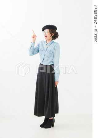 嬉しい表情の20代女性の全身写真 24858937