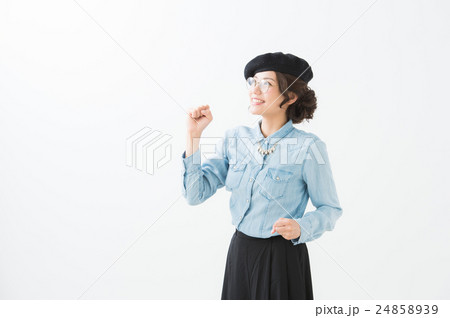 ベレー帽の女性（メガネ　白背景） 24858939