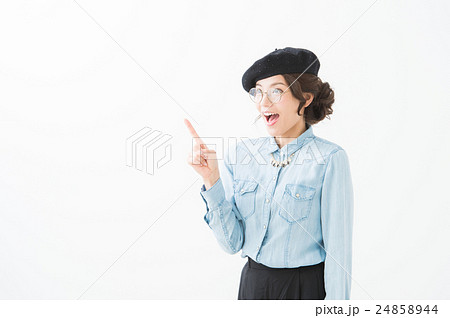 ベレー帽の女性 メガネ 白背景 の写真素材