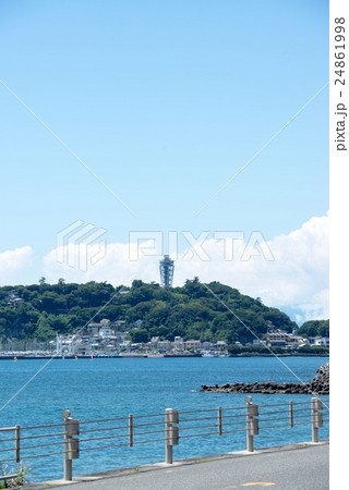 遠方より望む　江ノ島　海　海岸　歩道　青空　ブルースカイ　sea 24861998