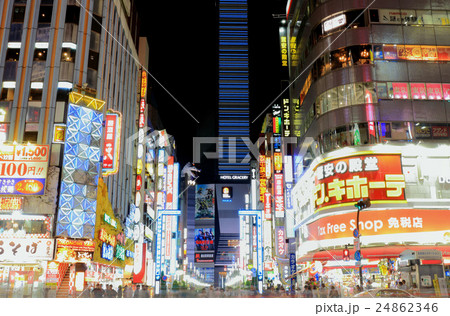 歌舞伎町靖国通り夜景 24862346