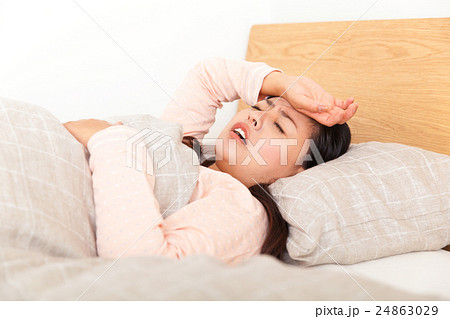 ベッドでうなされる女性 24863029