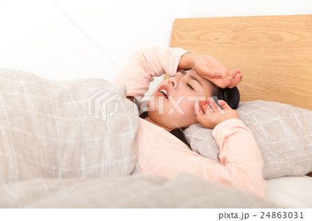 ベッドでうなされる女性 ベッドでうなされる女性 24863031