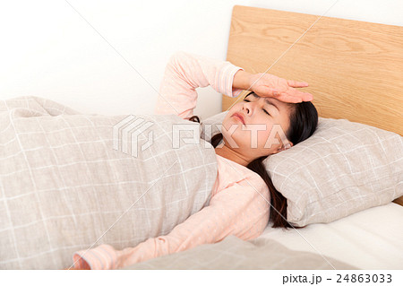 ベッドでうなされる女性 24863033