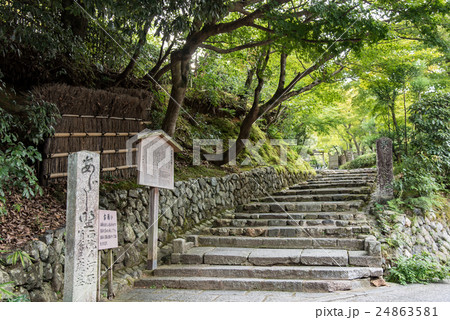 京都　初秋の化野念仏寺　入り口の階段 24863581