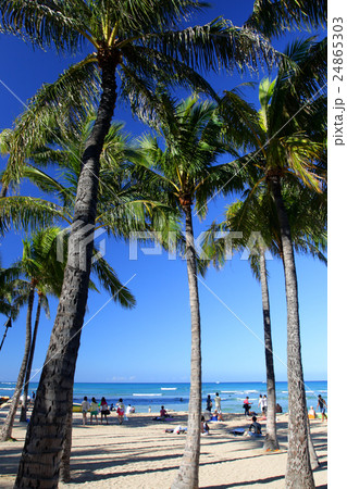 Waikiki Beach, Honolulu, Oahu, Hawaii.. 24865303