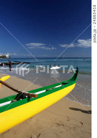 Waikiki Beach, Honolulu, Oahu, Hawaii.. 24865458