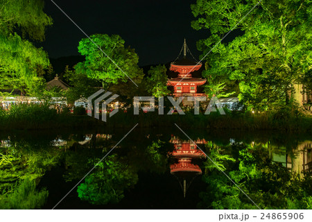 京都 中秋の名月 大覚寺の観月の夕べ 赤い多宝塔の水鏡の写真素材