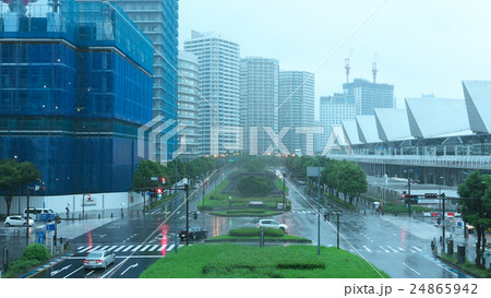 雨の横浜ーみなとみらい 都市イメージ(ブルー調) 雨の横浜ーみなとみらい 都市イメージ(ブルー調) 24865942