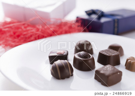 チョコレートとプレゼントボックス 24866919