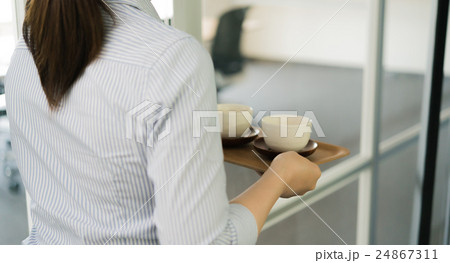 お茶出し（NG作法） 24867311