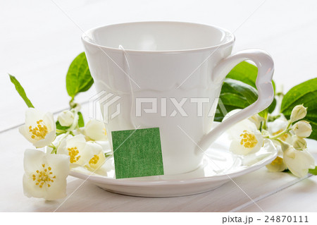Tea cup and blooming wild flowers 24870111