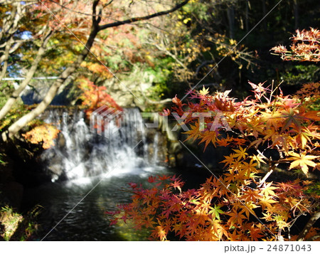 里の秋。紅葉と滝 里の秋。紅葉と滝 24871043