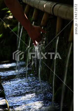 水 洗う 手 水しぶき 水 洗う 手 水しぶき 24871072