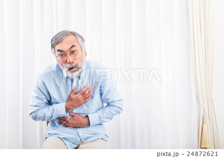 動悸息切れ　心筋梗塞　老人　シニア世代　シルバー世代　おじいちゃん　おじいさん　体調不良　不調　病気 24872621