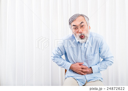 腹痛　お腹が痛い　老人　シニア世代　シルバー世代　おじいちゃん　おじいさん　体調不良　不調　病気 24872622