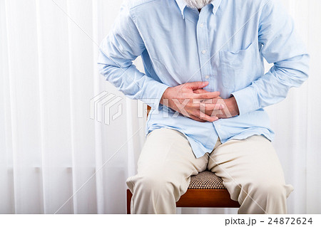 腹痛　お腹が痛い　老人　シニア世代　シルバー世代　おじいちゃん　おじいさん　体調不良　不調　病気 24872624