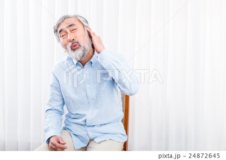 難聴 耳が遠い老人 シニア世代 シルバー世代 おじいちゃん おじいさん 体調不良 不調 病気 難聴 耳が遠い老人 シニア世代 シルバー世代 おじいちゃん おじいさん 体調不良 不調 病気 24872645