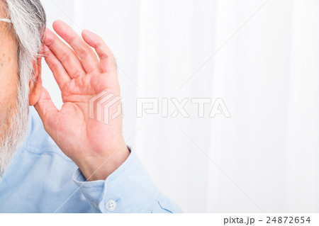 難聴　耳が遠い老人　シニア世代　シルバー世代　おじいちゃん　おじいさん　体調不良　不調　病気 24872654