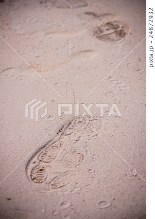 Shot of footprints on white sand 24872932