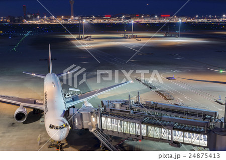 夜の羽田空港 24875413