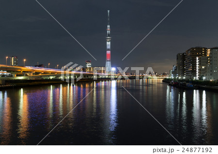 隅田川と東京スカイツリー(日本国旗をイメージしたライティング)の夜景_b 隅田川と東京スカイツリー(日本国旗をイメージしたライティング)の夜景_b 24877192