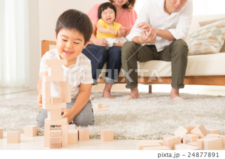 積み木で遊ぶ男の子 24877891