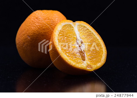 オレンジ 果物 黒背景 の写真素材